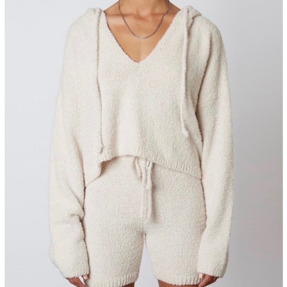 NIA cropped fluffy v neck hoodie
